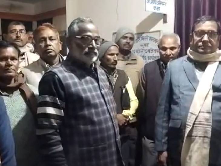ये सरकारी कर्मचारी, 3 माह से न वेतन न काम - Dainik Bhaskar