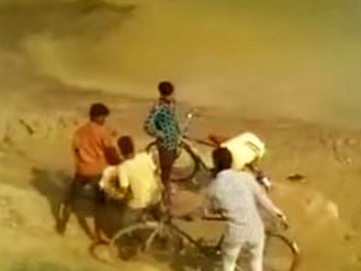 किसानों को 266 रुपए में मिलने वाला यूरिया नेपाल में 600 रुपए में बिक रहा | scarcity of urea in bihar being smuggledi n nepal - Dainik Bhaskar