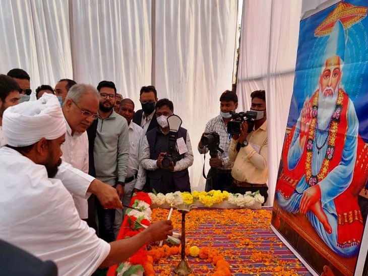 धाम में पूजा-अध्याय और सत्संग में भी.