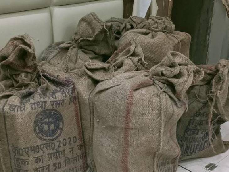 कन्नौज में टीम को छापेमारी के दौरान नोटों से भरी बोरियां मिलीं।