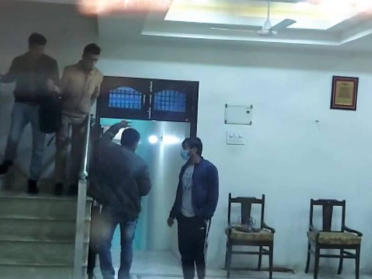 कन्नौज स्थित घर पर टीम के साथ पीयूष जैन का बेटा प्रत्युष।