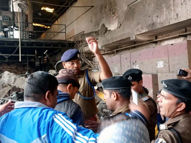 रेस्क्यू में जुटे पुलिसकर्मी।