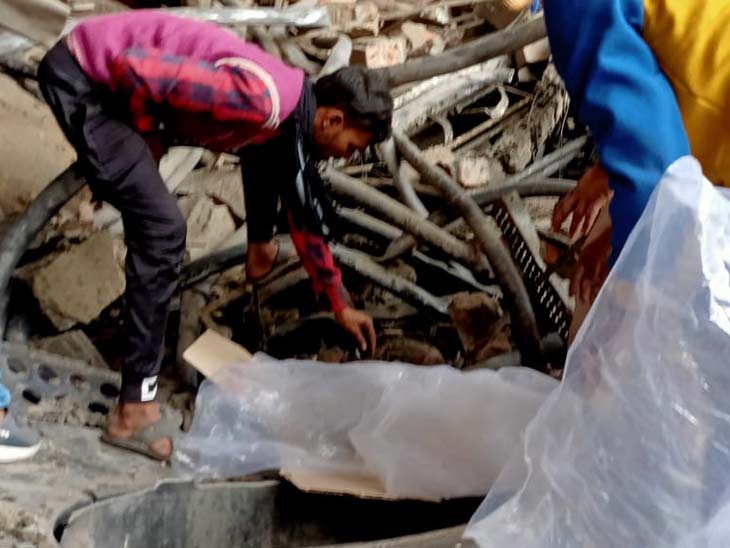 मलबे के बीच अपनों की तलाश में युवक।