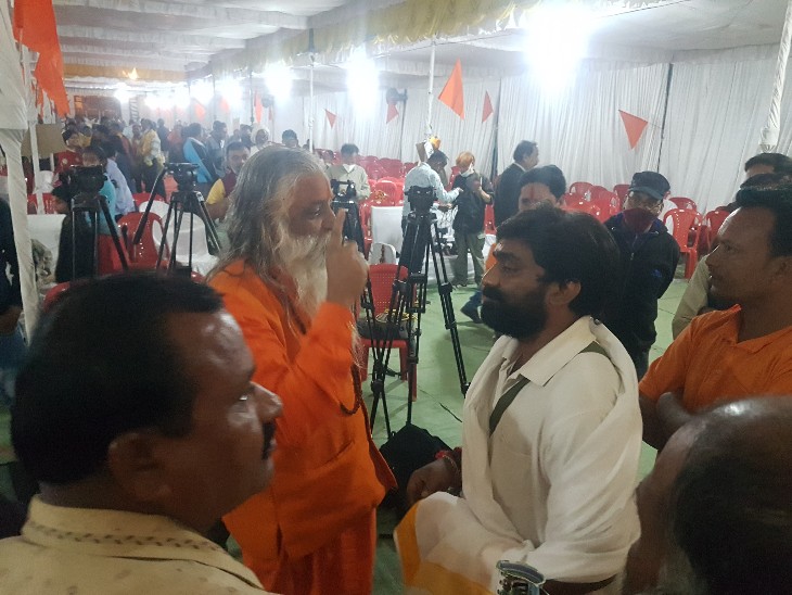 श्वेत वस्त्र में नीलकंठ त्रिपाठी।