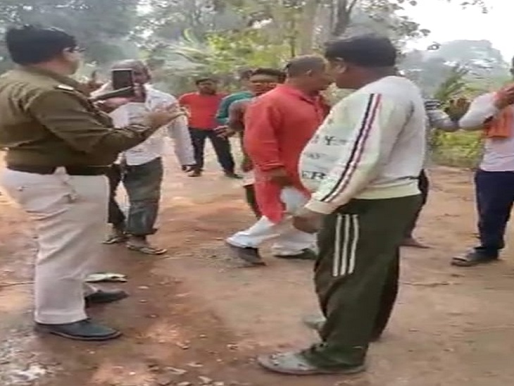 विवाद के दौरान मौके पर पहुंची पुलिस ने घायलों को पहुंचाया अस्पताल