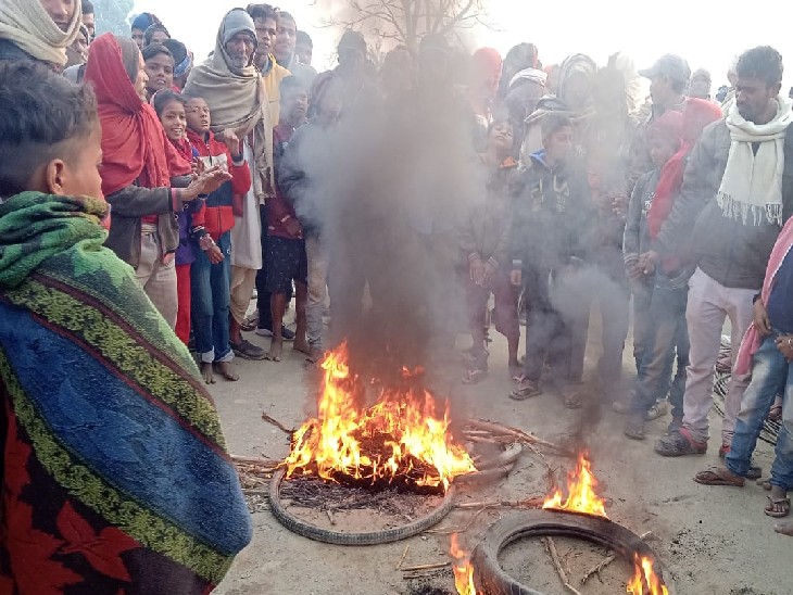 आक्रोशितों ने सड़क पर टायर जलाकर आगजनी की। - Dainik Bhaskar