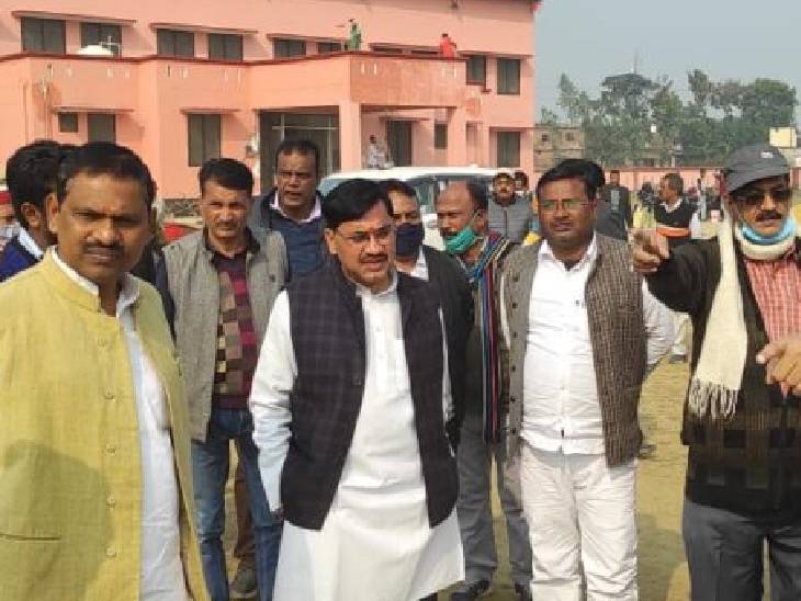 महाराज में सीएम योगी की मीटिंग को लेकर दुरुस्त की जा रहीं व्यवस्थाएं। - Dainik Bhaskar