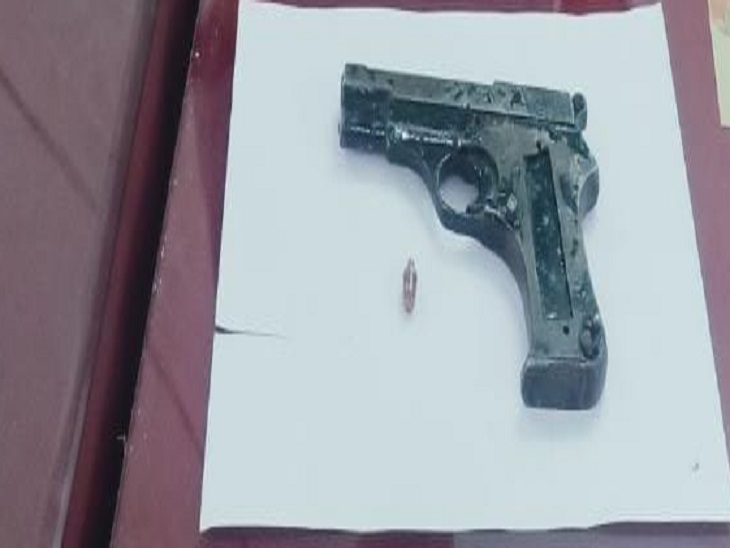 पुलिस को पिस्टल।