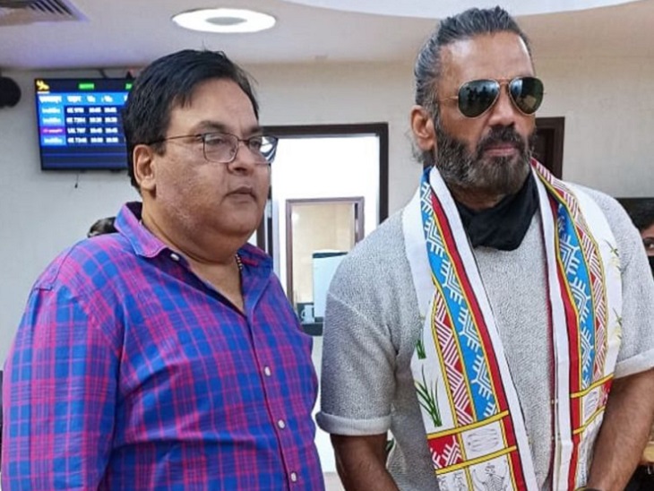 सुरेंद्र के साथ राज्य योजना आयोग के चांसलर द्विवेदी।