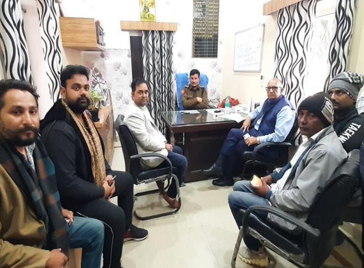 जयपुर में पूर्व सरपंच का किडनैप, 5 लाख फिरौती मांगी 1 लूट, अपहरण और फिरौती की खबर मिलने पर परिजनों के साथ कानोता थाने पहुंचे पूर्व विधायक अशोक परनामी ने एसीपी बस्सी मेघचंद मीणा से मुलाकात की। जल्द ही बदमाशों को पकड़कर किडनेप पूर्व सरपंच मदन गुर्जर की रिहाई की मांग की