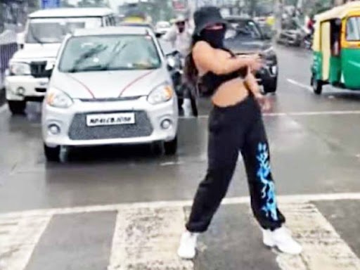 चौराहे पर मॉडल ने किया डांस।