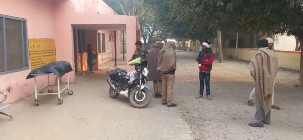 शव के पंचनामे के दौरान मौजूद पुलिस व परिजन