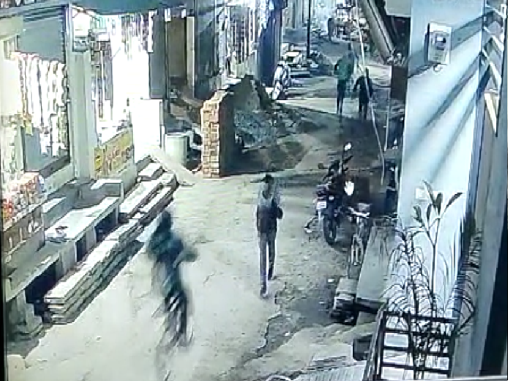 सीसी टीवी फुटेज में घर से निकल भागते चोर