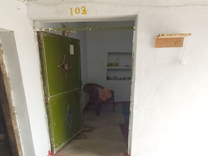 ने 103 नंबर का बाबा भी बुक किया था।