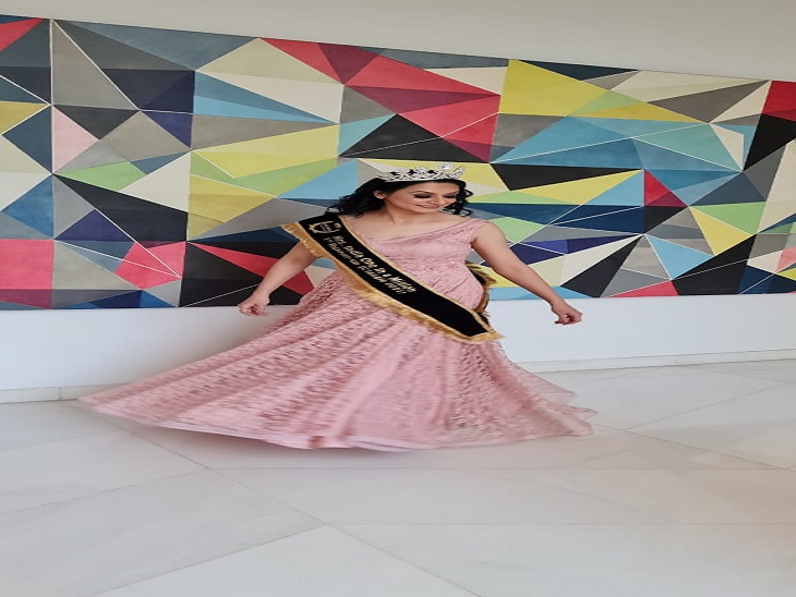 DPS की शिक्षिका शैली कादियान Mrs इंडिया वन इन ए मिलियन रनर अप चुने जाने से पहले प्रतियोगिता के दौरान।