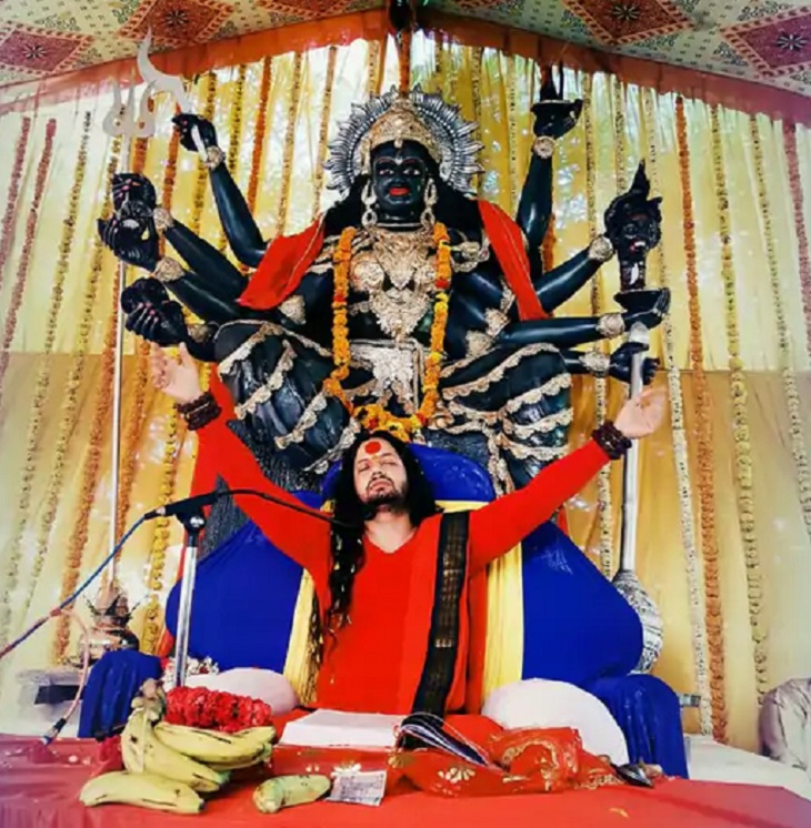 कालीचरण खुद कहता है कि वह महाराज नहीं बल्कि 'काली माता' का भक्त और पुत्र है।