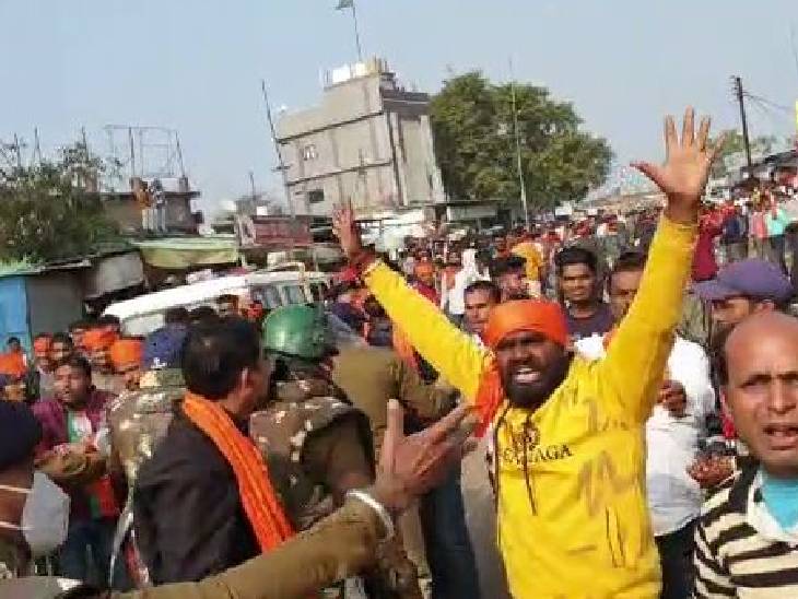 भाजपा कार्यकर्ता भी उग्र हो गए।