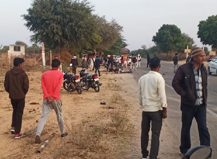 Full speed car tire burst, waving bike fell, two women and a man were ...