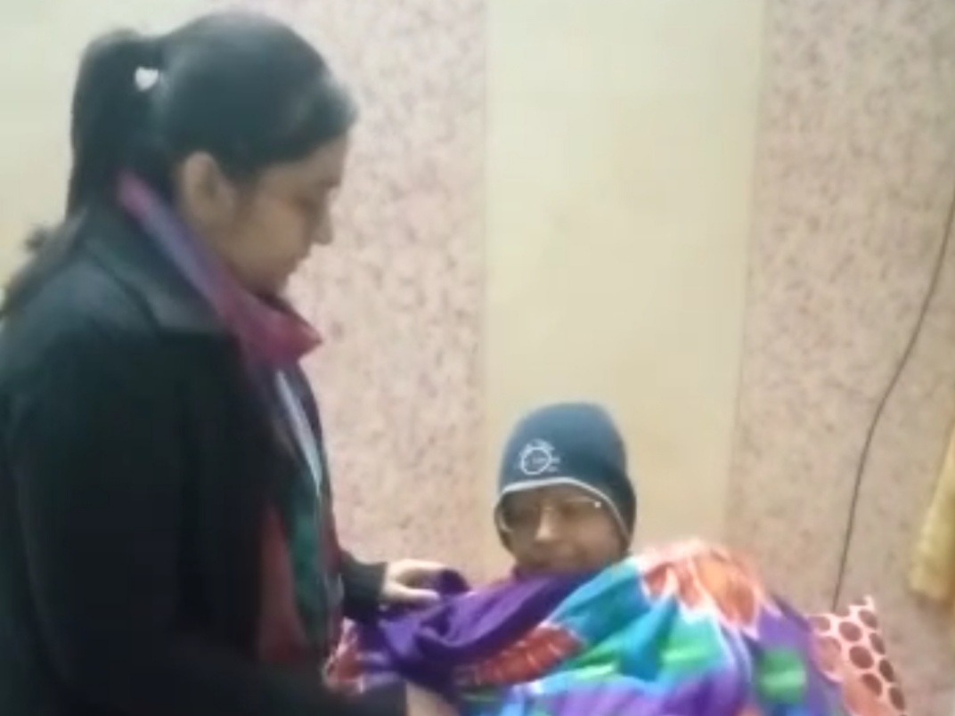 मां को सुला कर करती हैं क्राउड फंडिंग के लिए कैम्पेन