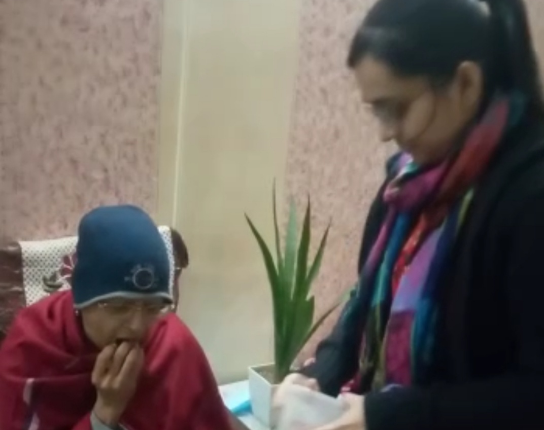 डॉ अंजलि मां का ख्याल रखती हैं।