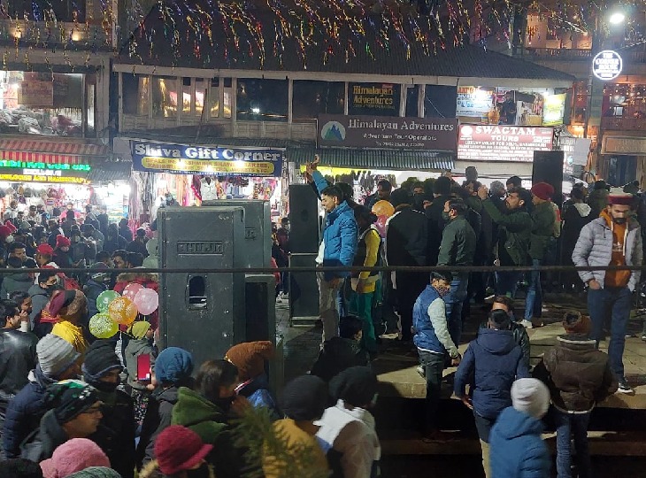 मनाली में चल रहा नए साल का कार्यक्रम।