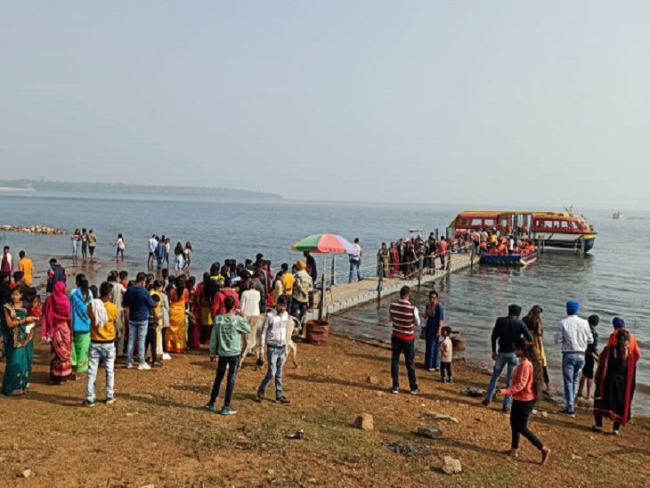 धमतरी स्थित गंगरेल पहुंचे लोगों ने बांध क्षेत्रों का नजारा लेने के पहले मां अंगारमोती मंदिर में मत्था टेका। इसके बाद प्राकृतिक नजारों की खूबसूरती और वॉटर स्पोर्ट्स के रोमांच का मजा लिया। विशाल बांध, अंगार इको एडवेंचर, मानव वन एवं गार्डनों में दिनभर लोग पहुंचते रहे।