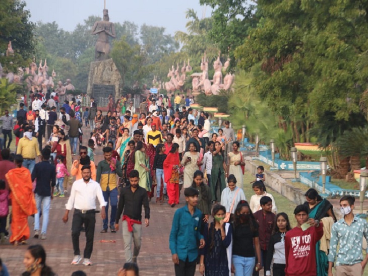 नवा रायपुर पुरखौती मुक्तांगन में लोगों का हुजूम उमड़। अच्छी तरह से व्यवस्थित होने के कारण यह स्थिति बनी। हर आने वाले का नाम और असामान्य असामान्य फॉर्म भर जाने वाला था। खराब होने के लिए भी।