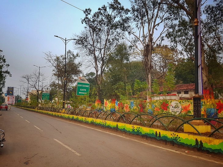 सड़क में अंडर ग्राउंड वायरिंग की जाएगी।