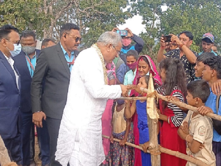अपने व्यस्त वातावरण में समय में निकालने के लिए भूपेश बघेल परिवार सहित सुबह कवर्धा की चिलफी में शामिल हों। समय 2 घंटे की अवधि के लिए। इस सदस्य को भी सदस्य बनाया गया था। नववर्ष की खेल डी उन्हेंं।