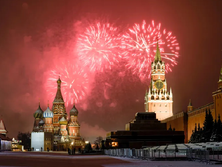 There are restrictions in Russia regarding Corona. Fireworks are seen over St. Basil's Cathedral with Spasskaya Tower during New Year's celebrations in the capital, Moscow. At the same time, due to Corona, the streets of Red Square appeared empty.