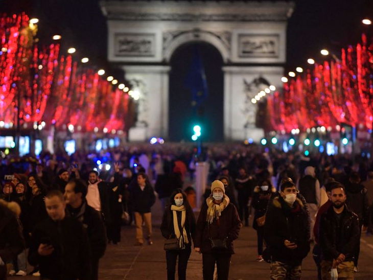 In Paris, the capital of France, arrived to celebrate the new year on the Champs Elysees avenue. Here people were seen walking with their friends and family.