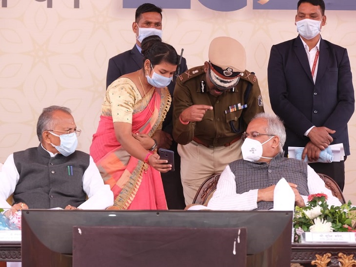 मुख्यमंत्री भूपेश बघेल को वरिष्ठ अफसरों ने अभिव्यक्ति एप की कार्यप्रणाली की जानकारी दी।