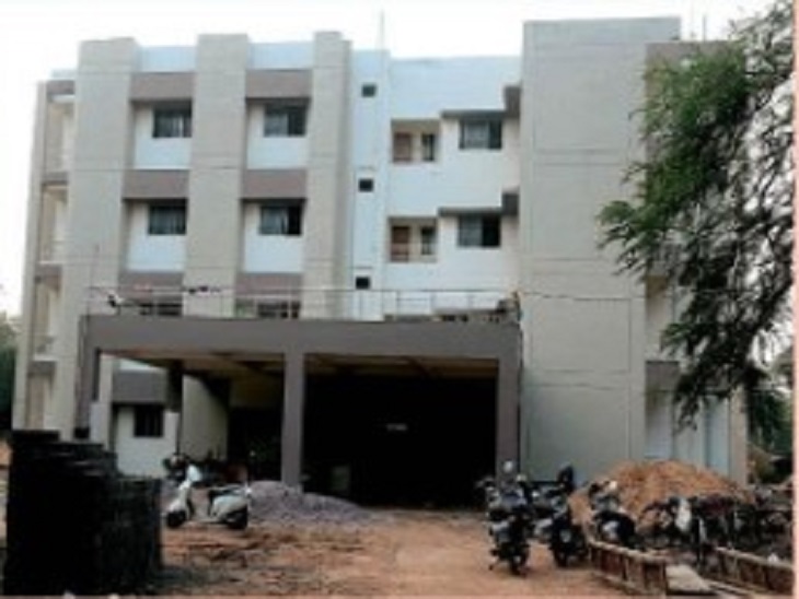 ; 10 करोड़ की लागत से स्वस्थ्य बैठने के लिए एक विद्यार्थी-को परीक्षा के लिए सर्व सुविधा युक्त भोजन।