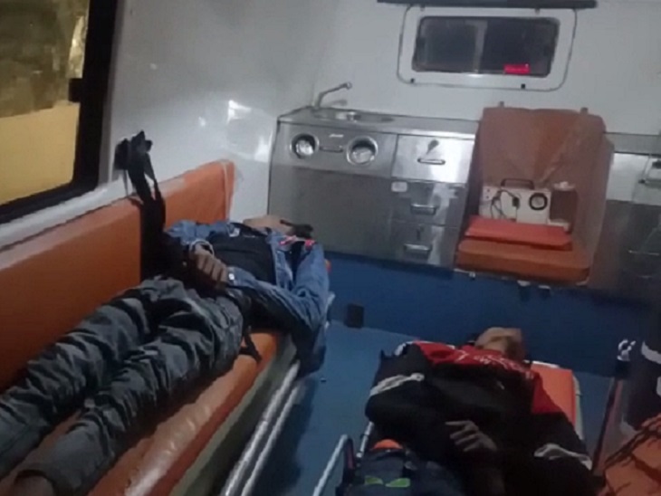 पुलिस ने तीनों के शव जिला अस्पताल की मोर्चरी मे रखवा दिए हैं।