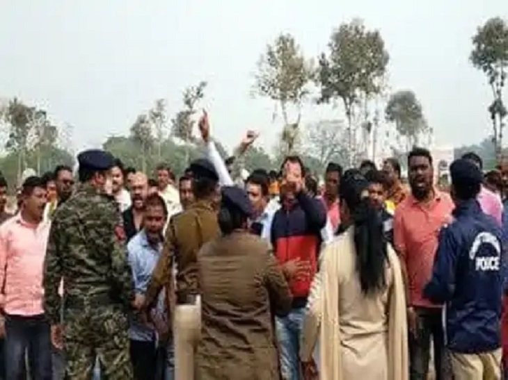 ख़ारागढ़ के बाहरी वातावरण में दिखाई देते हैं।