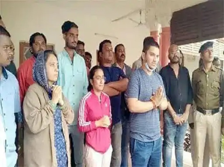 स्व. देवव्रत सिंह के लोगों से मदद की गेंदबाज़।