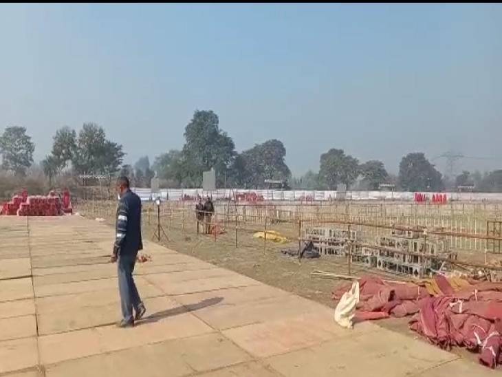 खेल विवि के शिलान्यास समारोह के लिए सभास्थल पर होती तैयारियां