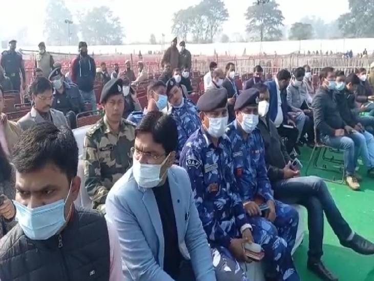 खेल विवि के शिलान्यास समारोह के लिए सभास्थल पर होती तैयारियां