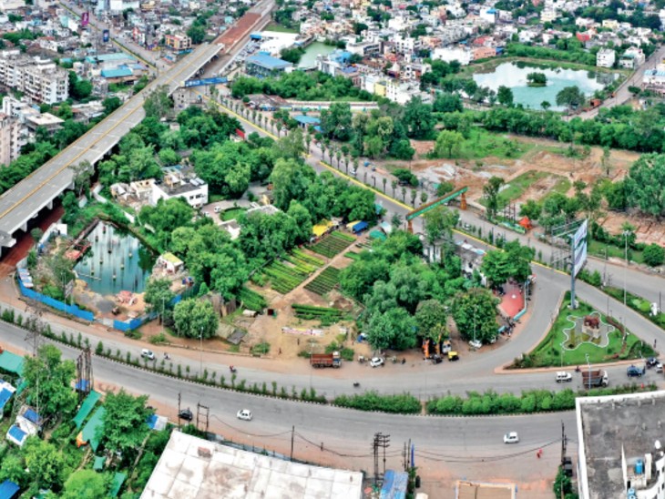 रईपुर में प्रेजेंटेड होते हैं, जहां 500 प्रकार के पौधे होते हैं।