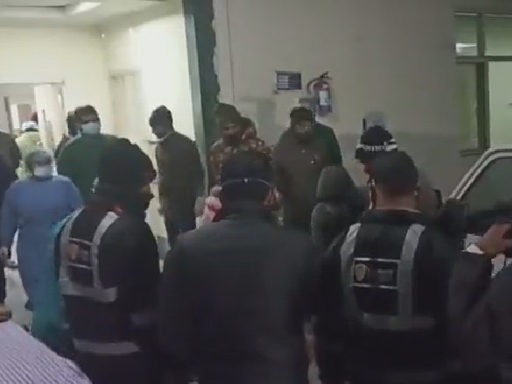 राहत और बचाव दल की टीमें भगदड़ में घायलों को लेकर नारायना अस्पताल पहुंची हैं।
