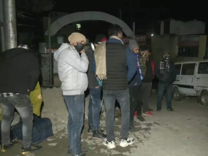 यह तस्वीर भगदड़ के बाद की है। हादसे के बाद लोग सहमे हुए नजर आ रहे हैं।
