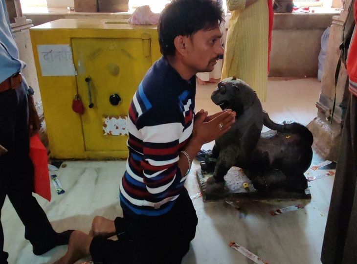 माता रानी के दर्शन के लिए ये थे।