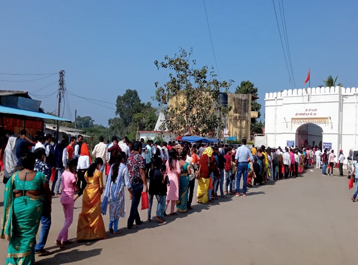 मंदिर के प्रवेश द्वार के