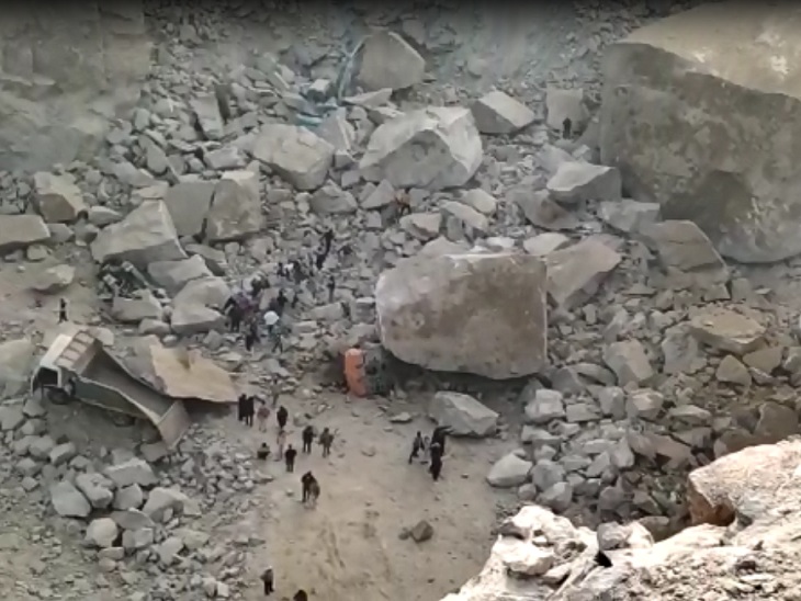 घटनास्थल पर इतने बड़े-बड़े पत्थर हैं कि बचाव अभियान में काफी दिक्कत हो रही है।