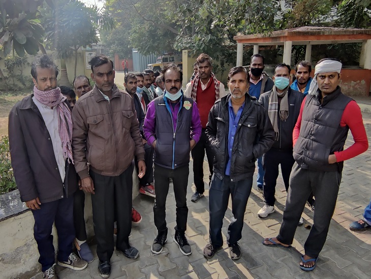 सिविल अस्पताल के शवगृह के बाहर खड़े मृतक के साथी मजदूर।