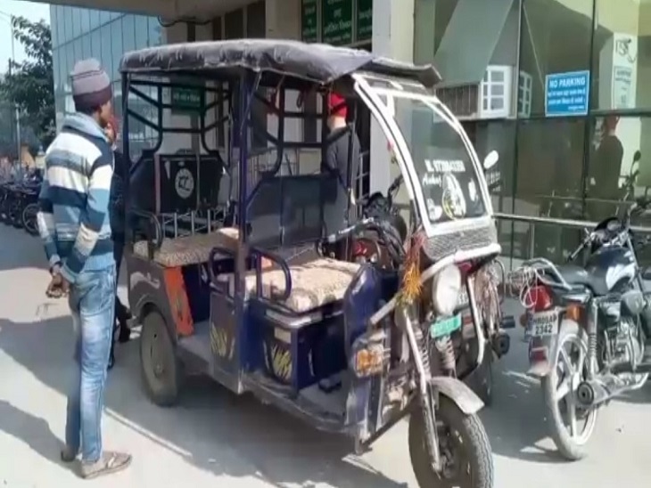 इस ई-रिक्शा में लेकर अस्पताल पहुंचे परिजन।
