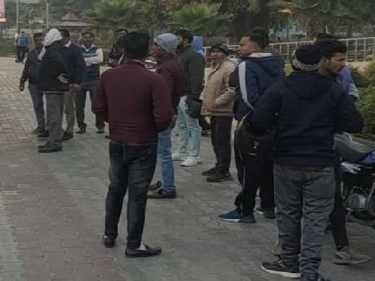 सिविल अस्पताल में शवगृह के बाहर खड़े परिजन।
