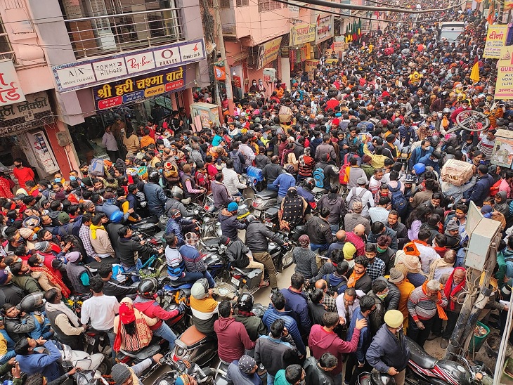 गोदौलिया से श्रीकाशी विश्वनाथ धाम जाने वाले रास्ते पर सुबह से लेकर शाम तक लोगों का हुजूम उमड़ा रहा। लोग आराम से खड़े भी नहीं हो पा रहे थे, लेकिन एक-दूसरे से धक्कामुक्की करते हुए किसी तरह से बाबा विश्वनाथ के दर्शन करना चाह रहे थे।
