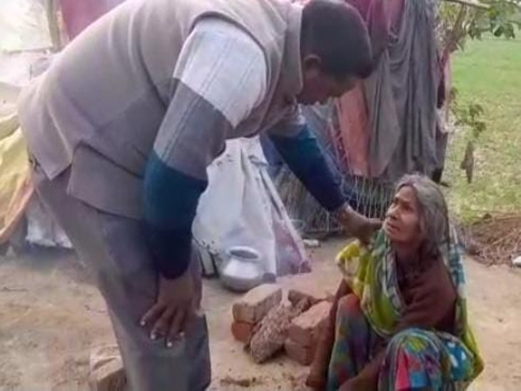 पति की तबियत खराब होने पर जमीन बिक गई। फूलमती ने सोचा था कि अपने पति के सहारे जीवन गुजार लेंगी।