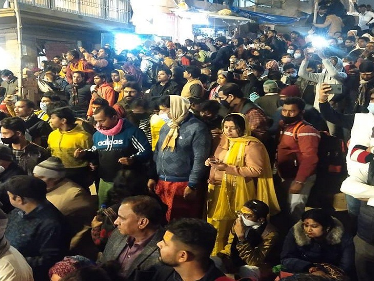 दशाश्वमेध घाट पर होने वाली गंगा आरती में भी रोजाना शाम के समय लोगों की जबरदस्त भीड़ उमड़ रही है। आरती के आयोजकों की ओर से अपील की जाती है कि लोग मास्क पहनें और सोशल डिस्टेंसिंग के नियम का पालन करें लेकिन कोई ध्यान ही नहीं देता है।